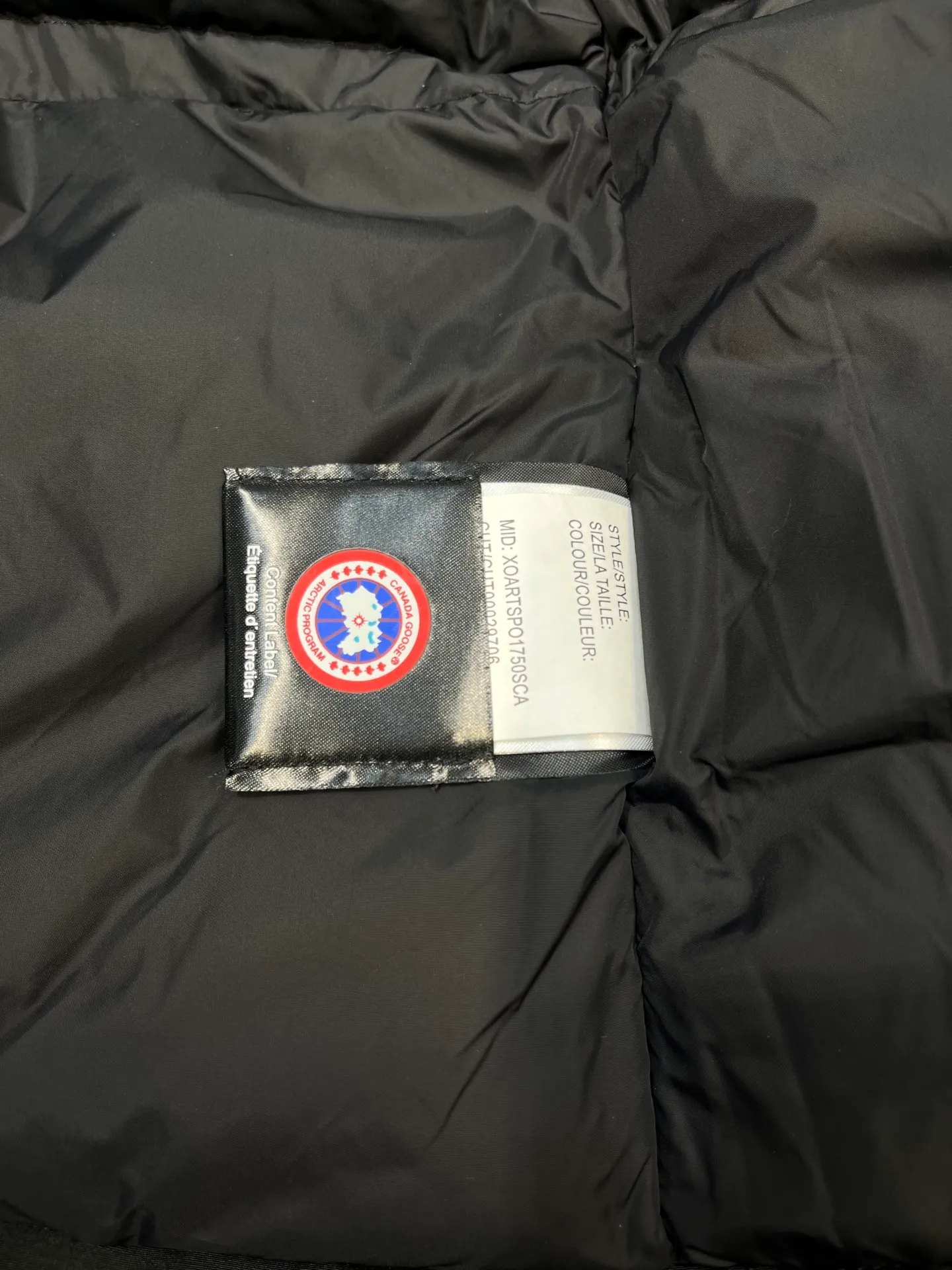 P840 Canada Goose Canada Goose #Expedition03 Parker, a treasure of Canadian origin! Limited supply worldwide! Canada Goose Model 03 is a top-notch couple model. The polar cold-proof outdoor series fur collar detachable hooded parka down jacket is the first Goose in 2024. I hope my friends will like it. Peak quality. I hope everyone can identify it together! The most popular cool items of the Big Goose family in 2024 are online. The same popular product of Yi Yang Qianxi is said to be a joint limited edition Big Goose that cannot be bought in autumn and winter. If you dislike the sameness of the Big Goose in the past, then this model will definitely give you a different experience! This year's most powerful couple's collection for autumn and winter is online, a top-notch luxurious ready-to-wear style, paired with an outdoor warm down jacket with great style and charm! The most standard and classic items of the Daye family in the past two years are equipped with unique reflective stripes for embellishment, which further shows the high-end fashion performance effect. With the embellishment of hardware buckles, it has excellent performance effect. The upper body is clean, simple and elegant, even for urban leisure. It is suitable for various occasions. Designed with large pockets, this model has a large capacity and is equipped with reflective stripes, making it safer at night. It is suitable for various adventure activities. It is made of windproof and waterproof technical materials. The interior is filled with full white duck down, which is absolutely cold-proof and warm. It also has a stand-up collar design and fine fluff at the collar, with meticulous attention to detail! The charm of this model is also more spiritual, and the upper body has more temperament and specifications. It perfectly shows the ultra-high standard of fashionable performance of this model, integrating outdoor and life, and you can even create high-street wear! The most pinnacle limited-edition goose that we have presented so far, both in terms of design and detailed materials, it is completely outstanding. The grand and evergreen version design is matched with cool reflective elements. The overall appearance can be said to be quite high, and it has that kind of powerful outdoor performance! It combines high-end casual attributes with high-street style. It is high-grade, domineering, warm, and beautiful. The visibility of the upper body is quite strong, and the configuration of the owl element is highly brand-recognizable. It fully complements the overall brand performance and visual effects, and also has the high-end sense of fashion and fashionable performance. It is a must-buy product because it is the most awesome down brand on the planet and one of Canada's three national treasure brands. It is also a sentimental down luxury brand. In the field of polar cold-proof clothing, Goose has made an irreplaceable contribution... Size: xs s m l xl